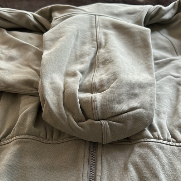 Lululemon, Full-zip Cropped Hoodie , olive color , size 8 , good condition - Picture 3 of 4